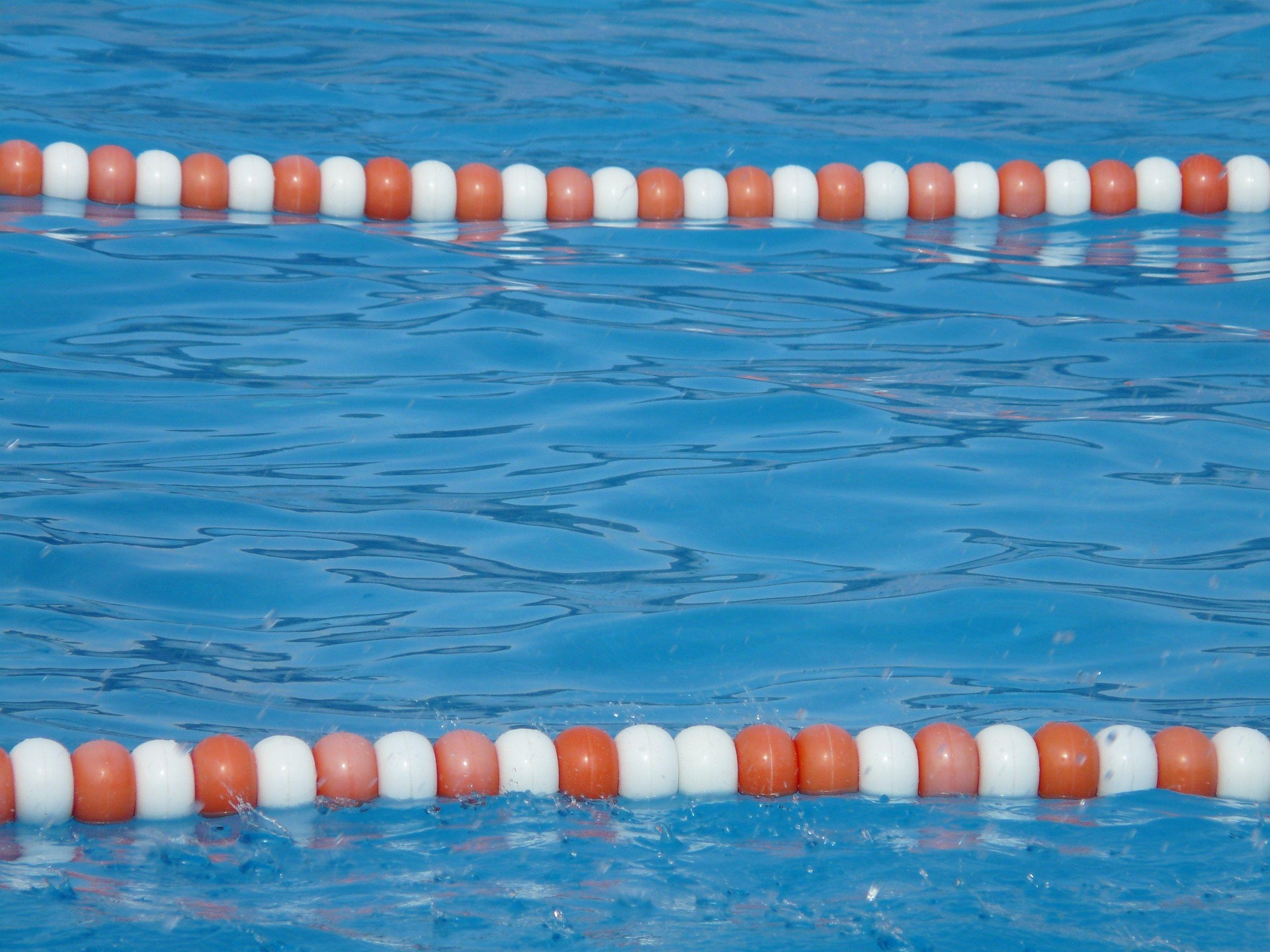 Schwimmbahntrenner im blauen Wasser